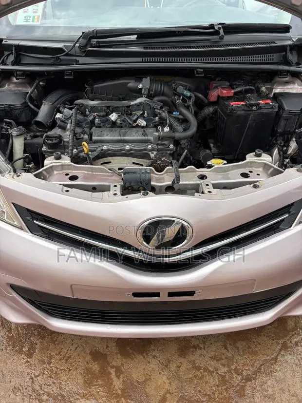 Toyota Vitz 1.3 FWD 5dr 2012 Gray