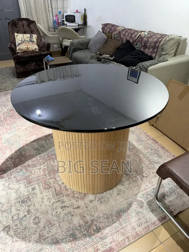 Round 4 Seater Dining Table · Photo 1