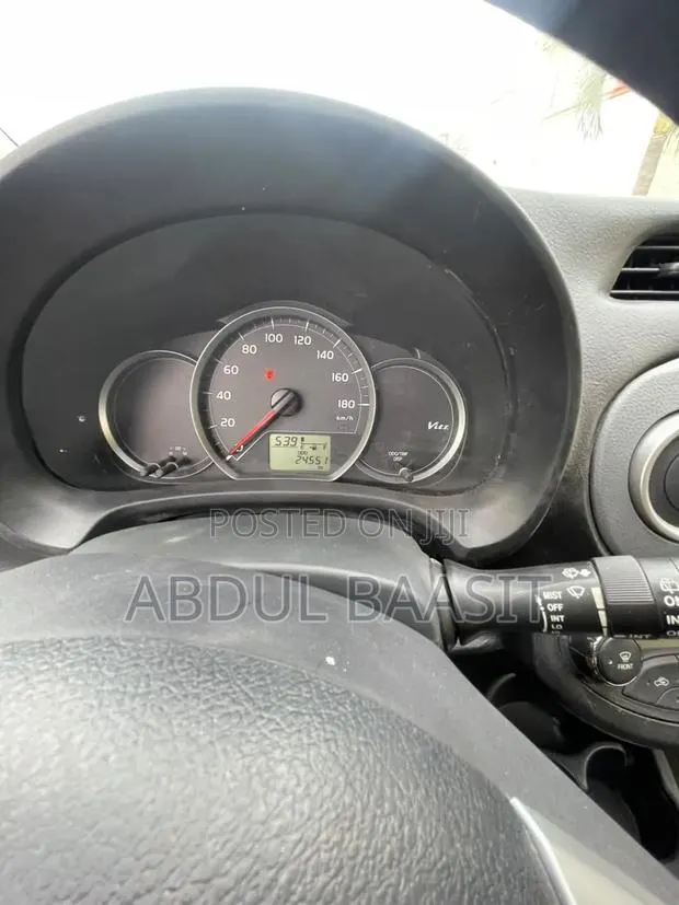 Toyota Vitz 1.3 FWD 5dr 2012 Silver