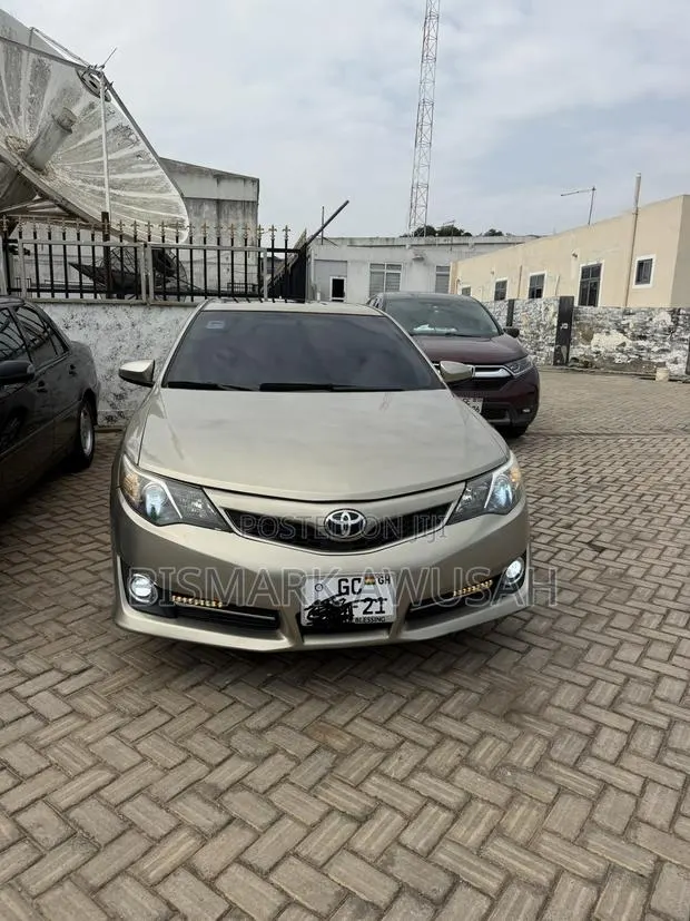 Toyota Camry XLE 4dr Sedan w/Prod. End 11/13 (3.5L 6cyl 6A) 2014 Gold · Photo 1