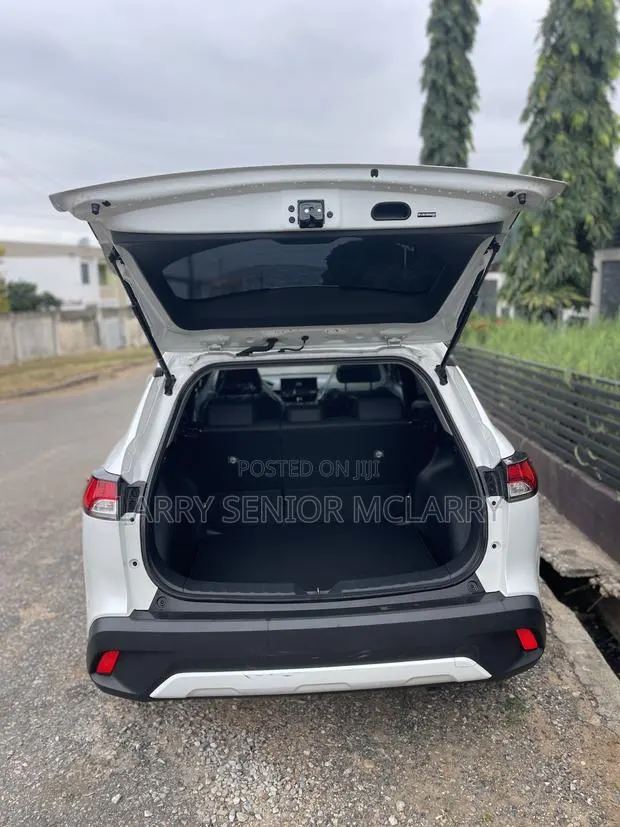 New Toyota Corolla Cross LE 2025 White · Photo 1