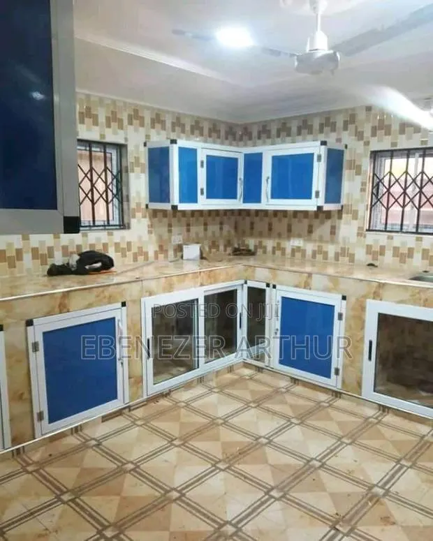 Expert in Glassworks and Painting · Photo 1