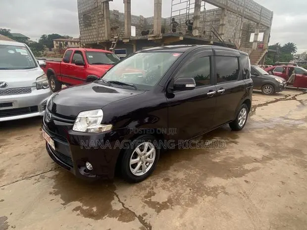Toyota Sienta 1.5 FWD 2015 Burgundy · Photo 1