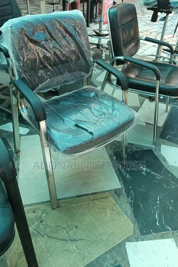 Leather Visitors Chair Cgf465 · Photo 1