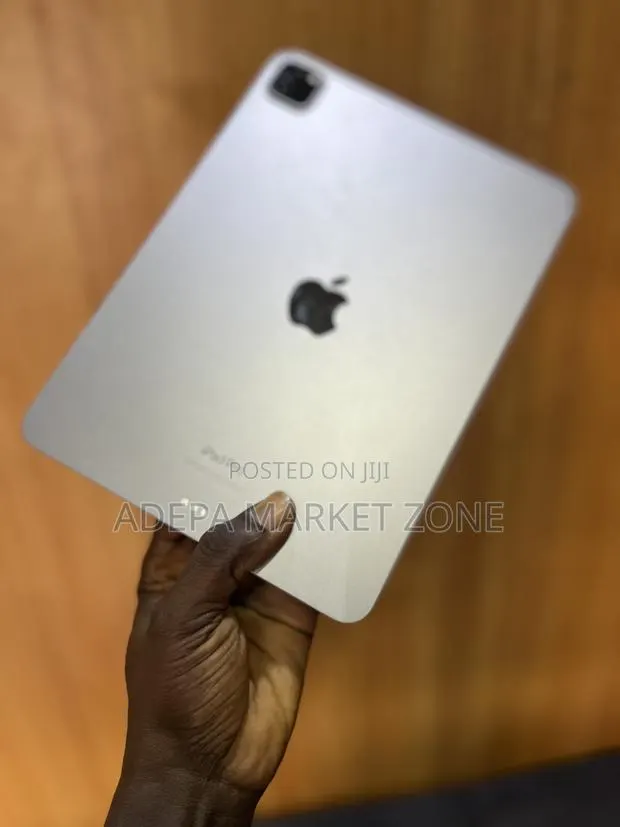 Apple iPad Pro 12.9 (2022) 256 GB Gray · Photo 1