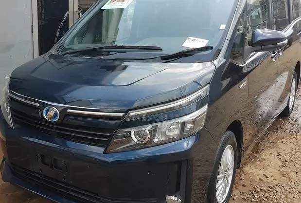 Toyota Voxy Hybrid V 2WD 7-Seater 2014 Black · Photo 1