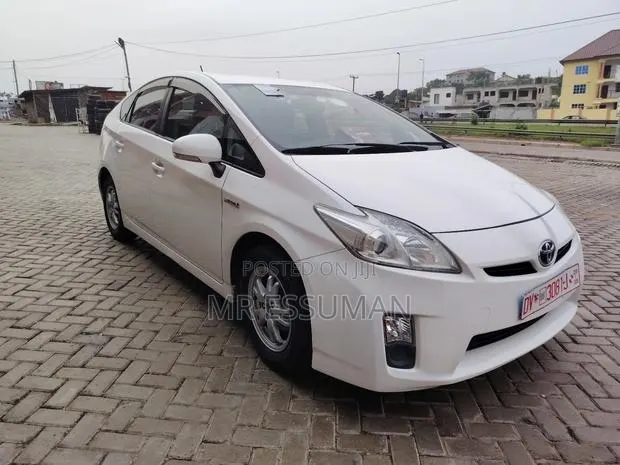 Toyota Prius Plug-in Advanced 2012 White · Photo 2