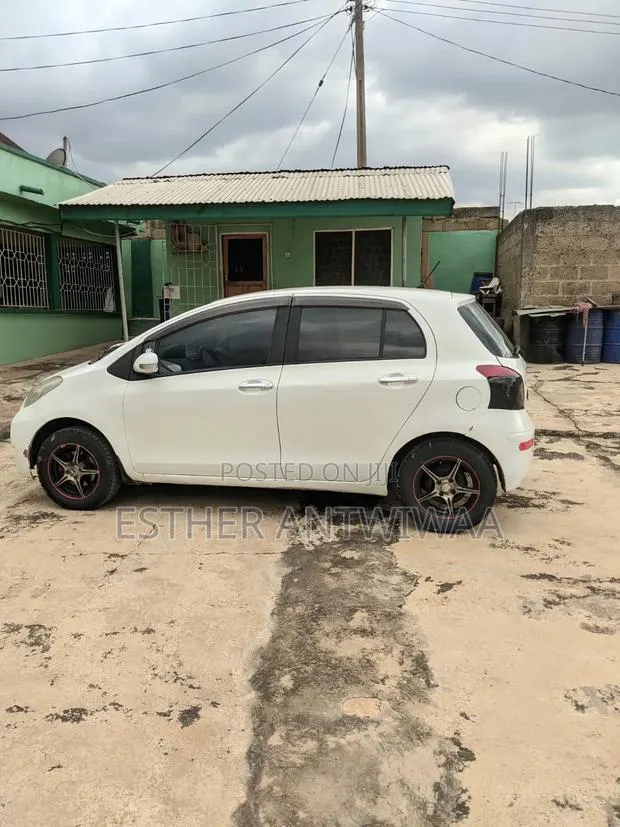 Toyota Vitz 2010 White · Photo 1