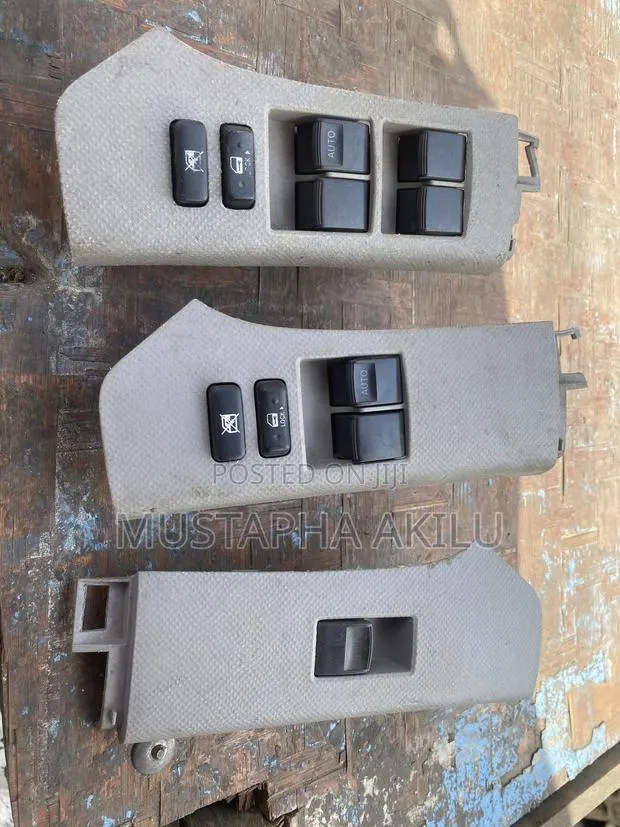 Toyota Vitz Door Switch · Photo 1