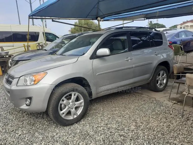 Toyota RAV4 2010 Silver · Photo 1