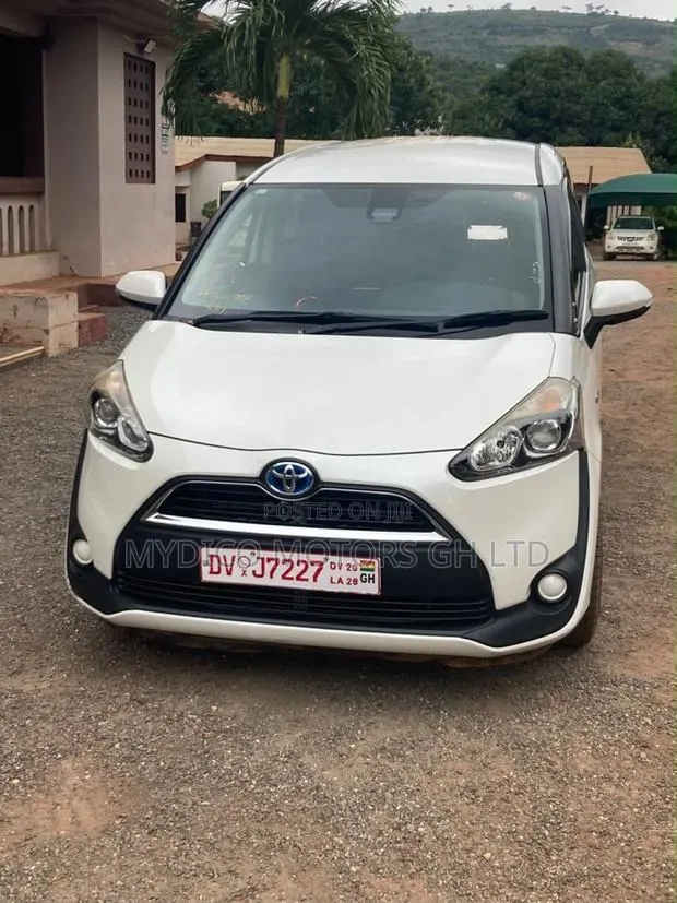 Toyota Sienta 1.5 Hybrid FWD 2015 White · Photo 1