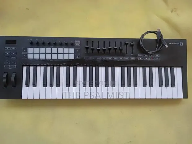 Novation Launch Key 49 Midi Controller With 16drumpads · Photo 1