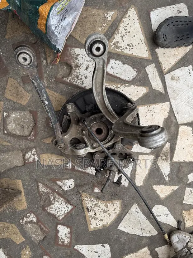 Benz C250 Back Hub With Arms · Photo 1