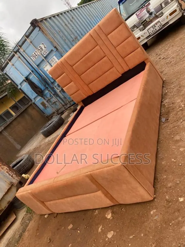 Square Design Pattern Bedframe · Photo 1