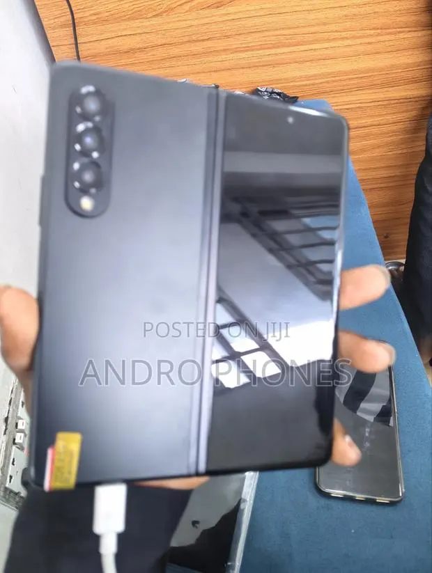 New Samsung Galaxy Z Fold 3 256 GB Black · Photo 1