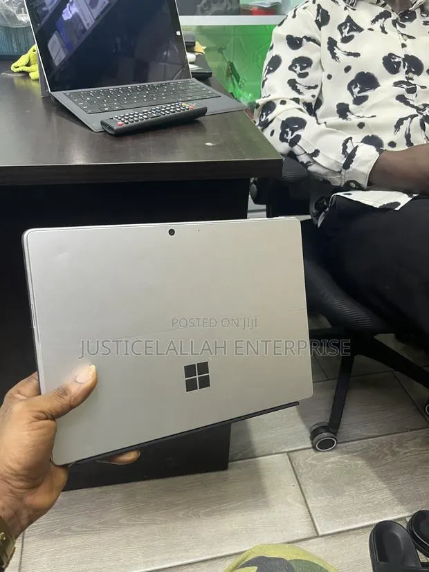Laptop Microsoft Surface Pro 10 16GB Intel Core i7 SSD 256GB · Photo 1