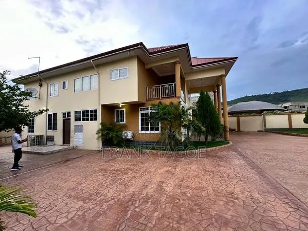 5bdrm House in Danfa for sale · Photo 1