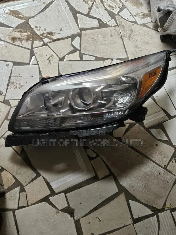 Malibu Headlight 2012 Driver Side · Photo 1