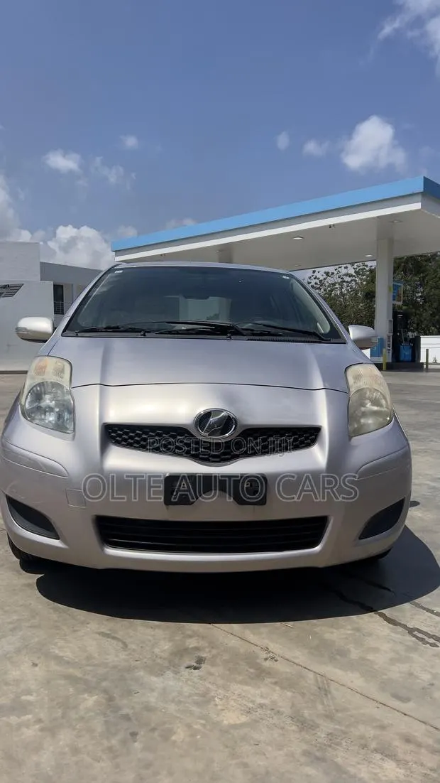 Toyota Vitz 1.3 FWD 5dr 2010 Silver · Photo 1