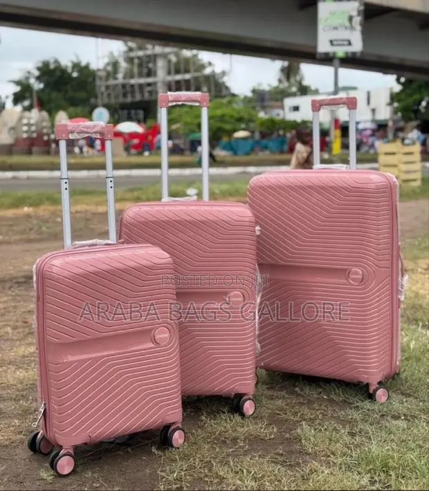 Anti Unbreakable Travelling Suitcases . · Photo 1