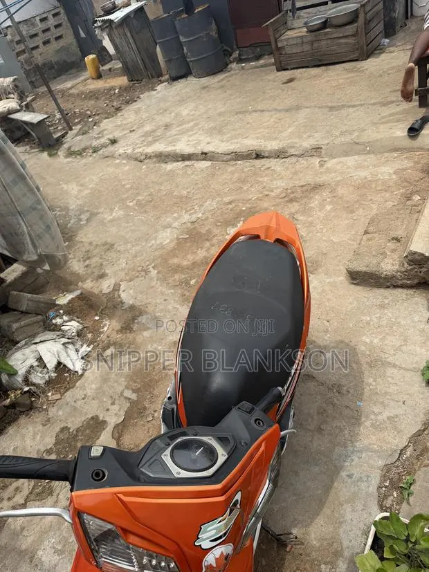 Motorcycle 2025 Orange · Photo 1