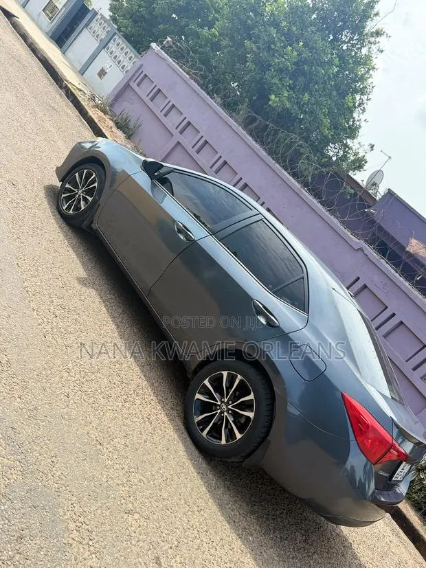 Toyota Corolla SE 4dr Sedan (1.8L 4cyl CVT) 2017 Gray · Photo 1