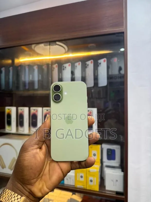 Apple iPhone 17 256 GB Green · Photo 1