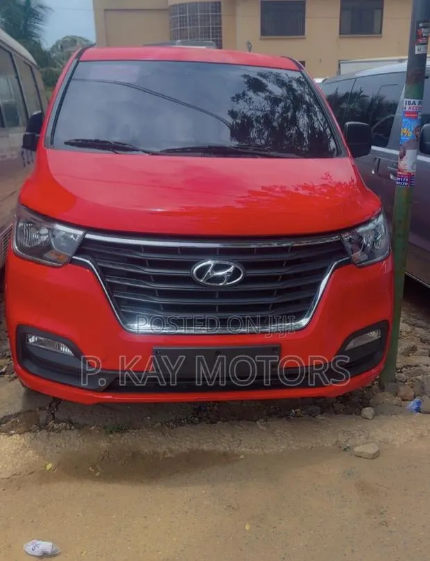 Hyundai Starex 2018 Red · Photo 1