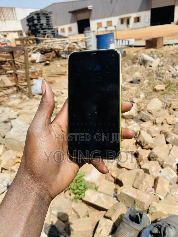 Apple iPhone 11 128 GB Yellow · Photo 1