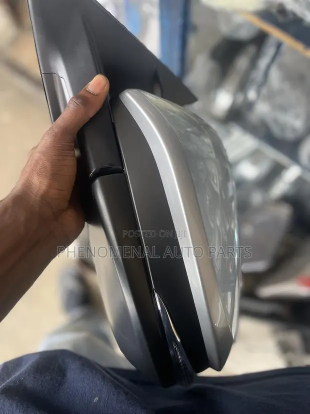 Toyota Highlander 2014-2019 Side Mirror With Light and Sensor · Photo 1