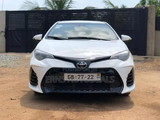 Toyota Corolla LE (1.8L 4cyl 2A) 2018 White · Photo 1