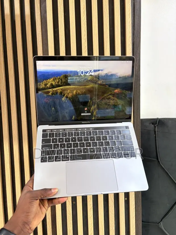 New Laptop Apple MacBook Pro 2019 8GB Intel Core i5 SSD 128GB · Photo 1