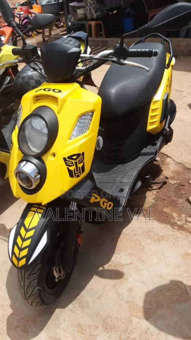 Piaggio Scooter 2018 Yellow · Photo 1
