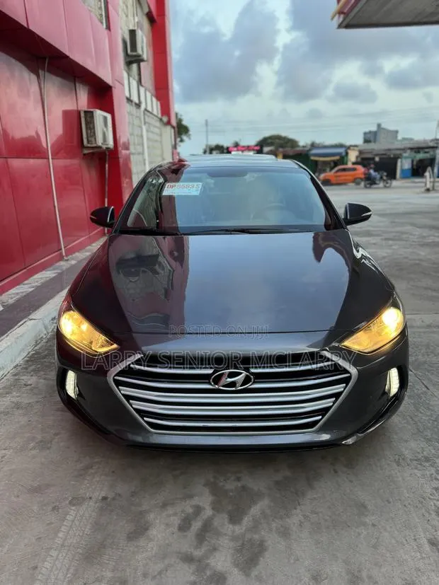 Hyundai Elantra Limited Sedan FWD (2.0L 4cyl 6A) 2017 Gray · Photo 1