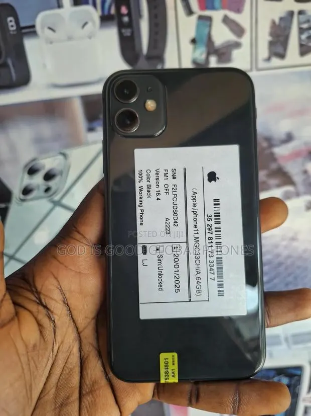 Apple iPhone 11 64 GB Black · Photo 1