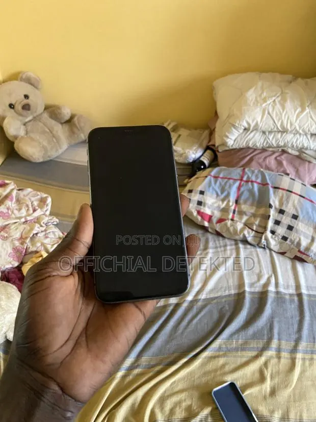 Apple iPhone 11 64 GB Black · Photo 1