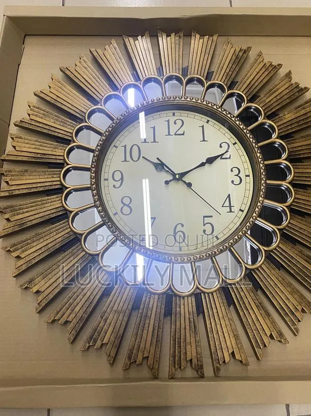 Big Wall Clock · Photo 1