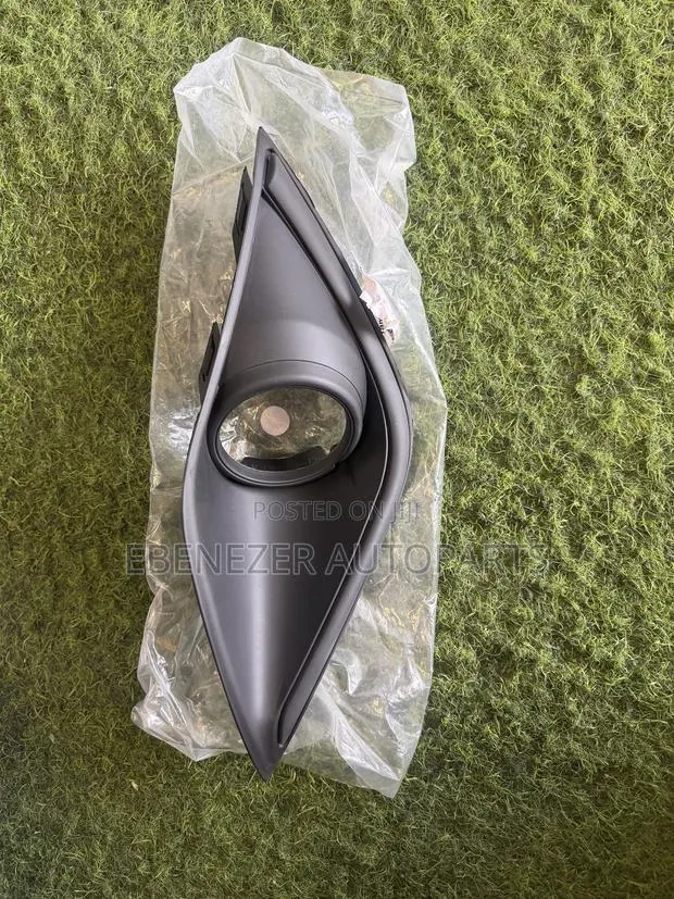 Mitsubishi Outlander Foglights Cover 2019 2020 · Photo 1
