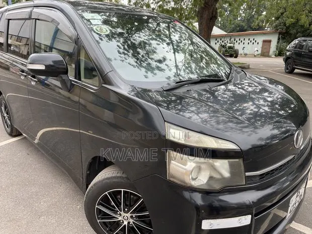 Toyota Voxy V 2WD 8-Seater 2012 Black · Photo 1