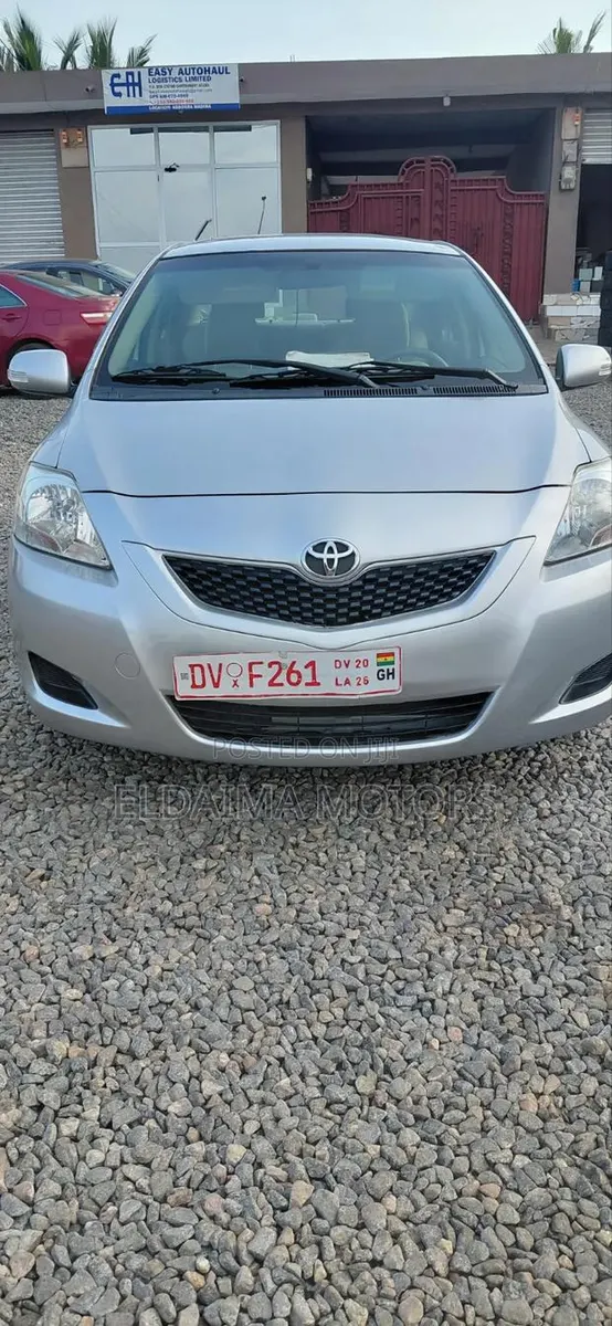 Toyota Belta 2012 Silver · Photo 1