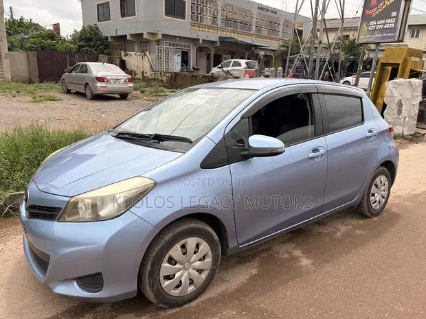 Toyota Vitz 1.3 FWD 5dr 2012 Blue · Photo 1