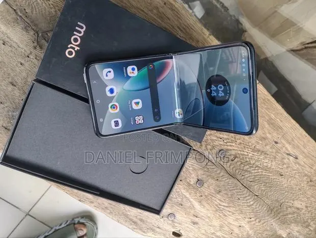 New Motorola Razr 40 128 GB Black · Photo 1