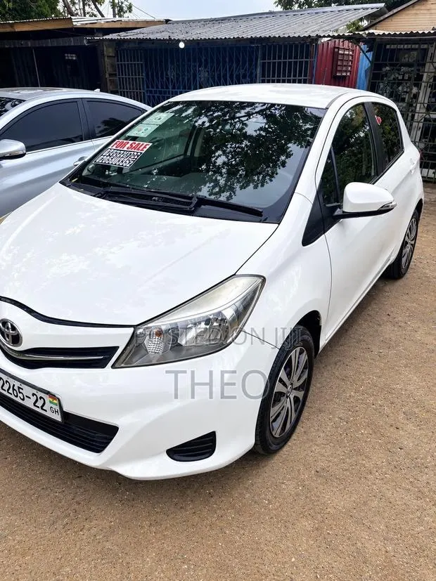 Toyota Vitz 2012 White · Photo 1