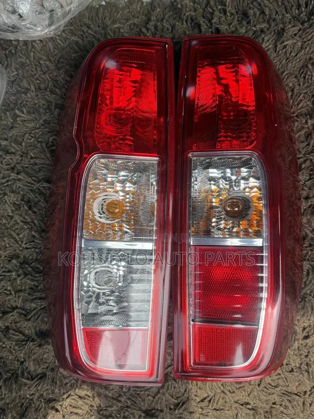 Nissan Navara Tail Light Pair · Photo 1