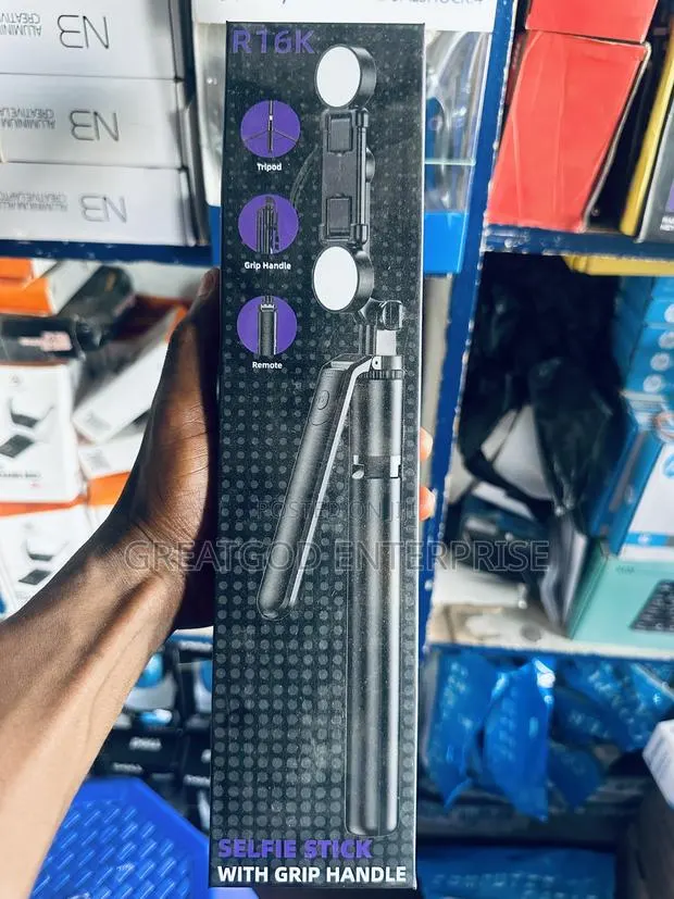 R16D Selfie Stick Tripod With Grip Handle · Photo 1