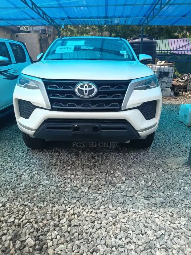 Toyota Fortuner 2022 White · Photo 1
