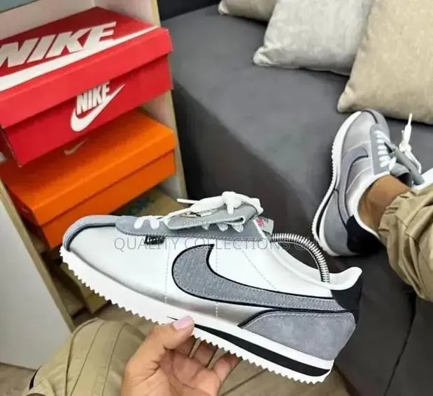 Nike Cortez White Silver · Photo 1