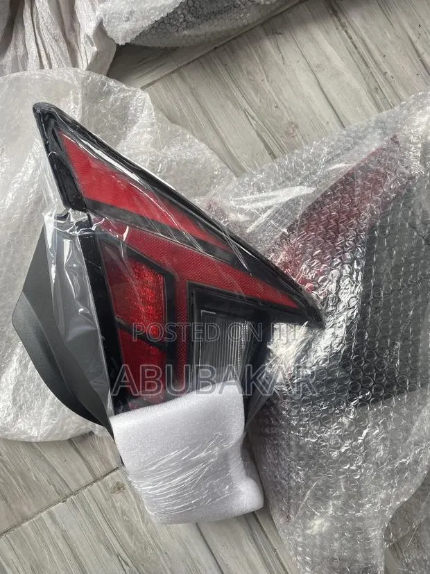 Hyundai Elantra 2023 Tail Light Pair Led · Photo 1