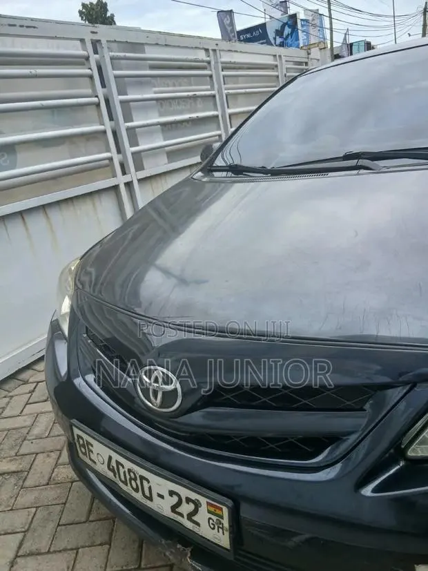 Toyota Corolla LE 4dr Sedan (1.8L 4cyl 4A) 2013 Matt Black · Photo 1