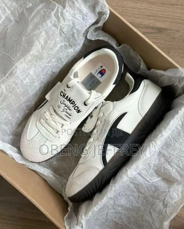 Original Champion Essential T Trainer Black or White · Photo 1